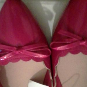 Pointed toe red shoes